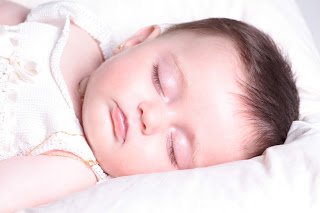 bebe-fotografia-reportaje-fotografico-creativa-guapa-bella-niña-rosa-tumbada-dormida