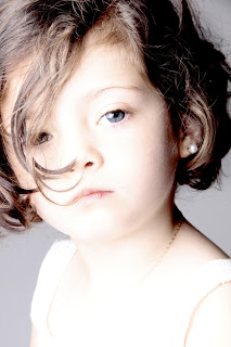maria-niña-reportaje-fotografico-blanco-ojos-azules-fotografia-creativa