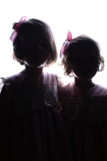 mellizas-gemelas-niñas-reportaje-fotografico-fotografia-creativa-rosa-blanco-contraluz