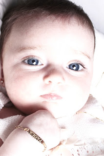 paola-bebe-reportaje-fotográfico-blanco-ojos-azules-guapa-fotografia-creativa
