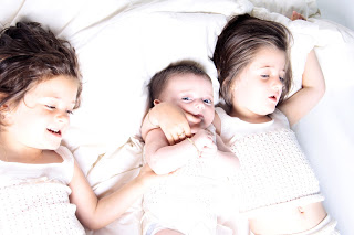 reportaje-fotográfico-hermanas-gemelas-triple-bebe-fotografia-creativa-balnco-quemada