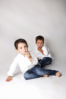 reportaje-fotografico-niños-gemelos-mellizos-que-tono-de-verde-blanco-azul-vaqueros-camisa-blanca