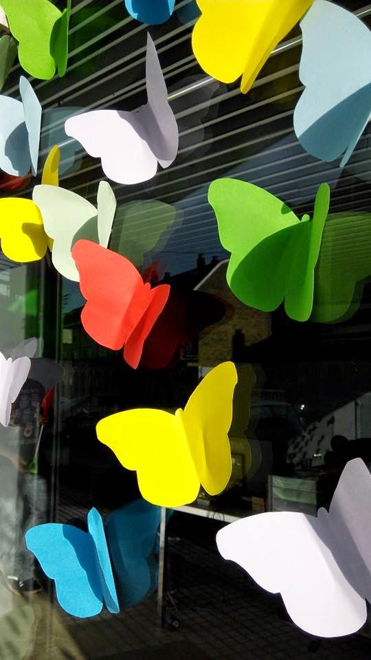 windows-butterfly-design-escaparate-diseño-escapartismo-que-tono-de-verde-pariposas-colores
