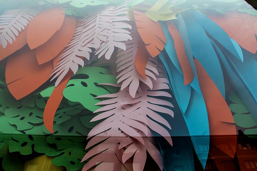 escaparate-verano-optica-renedo-jardin-vertical-flores-hawaianas-hojas-colores-muchos-windows-howcase-escaparatismo-proyecto-colors-flowers-que-tono-de-verde-saron-decoracion