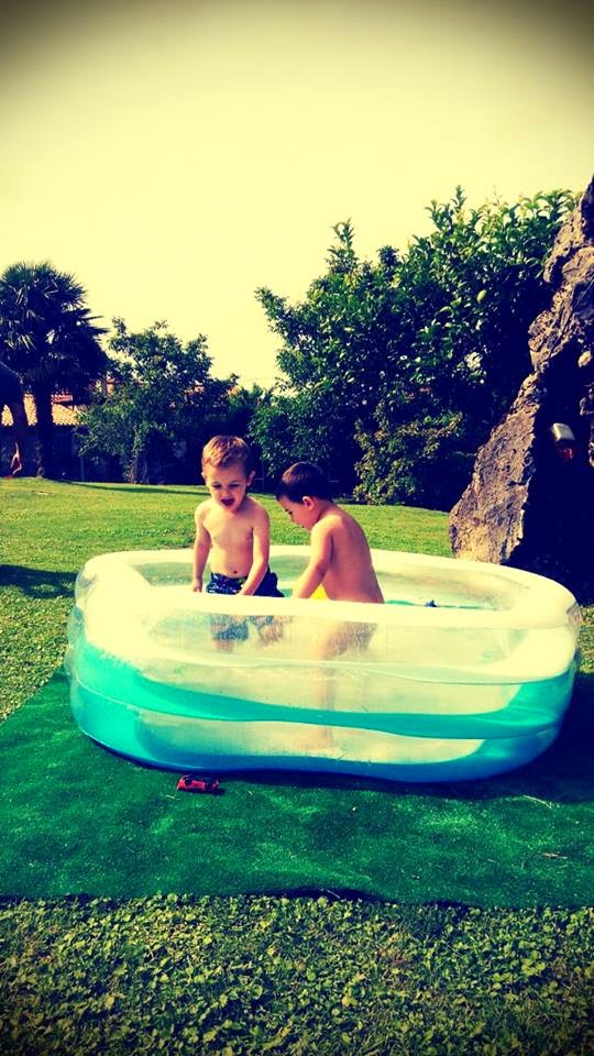 summer-time-niños-baby-children-foto-photo-verano-piscina-photografia-jardin-garden-que-tono-de-verde-saron-cantabria